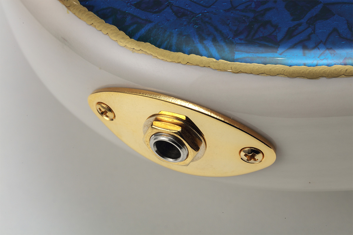 アウトプット・ジャックはサイドに移設。マスタービルダーの製作するギターには、その美しいボディ・デザインを引き立てるための工夫も盛り込まれる。