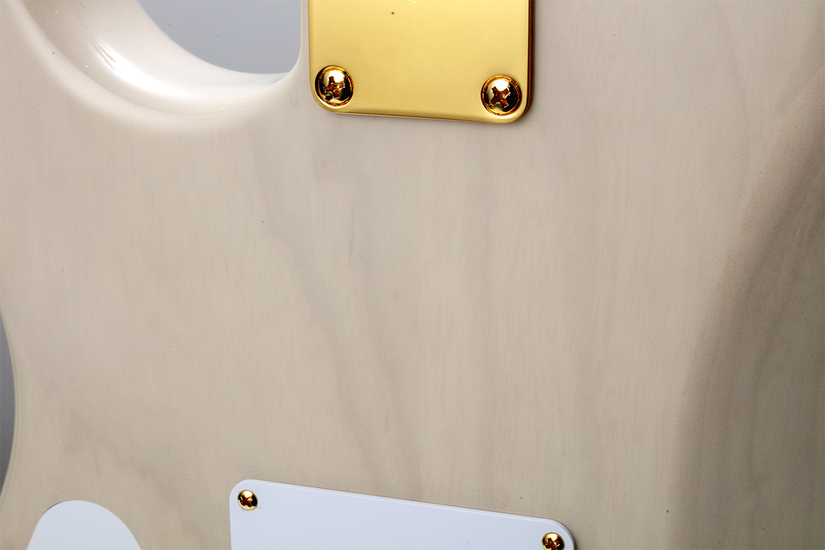 ボディ背面は、シースルー塗装からアッシュ材がのぞく。斬新な金継ぎデザインとオーセンティックな“ホワイト・ブロンド”仕上げが同居する1本。