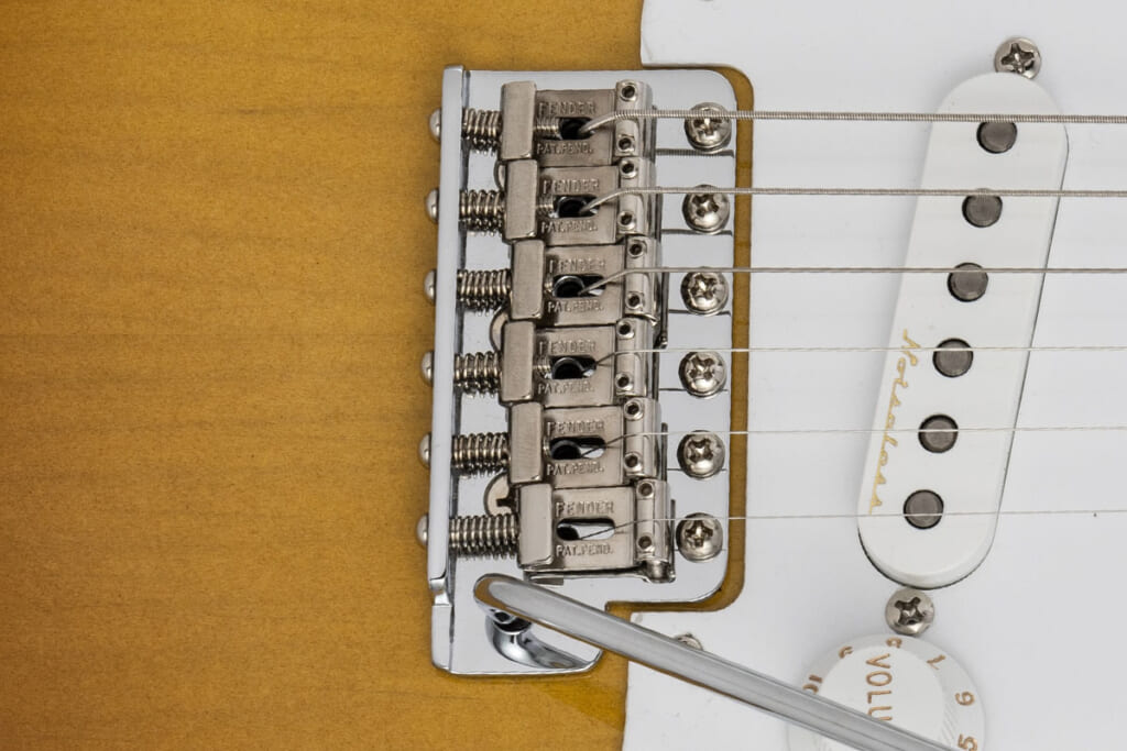 裏側に入れられたウッド・ブロックによって固定されたトレモロ