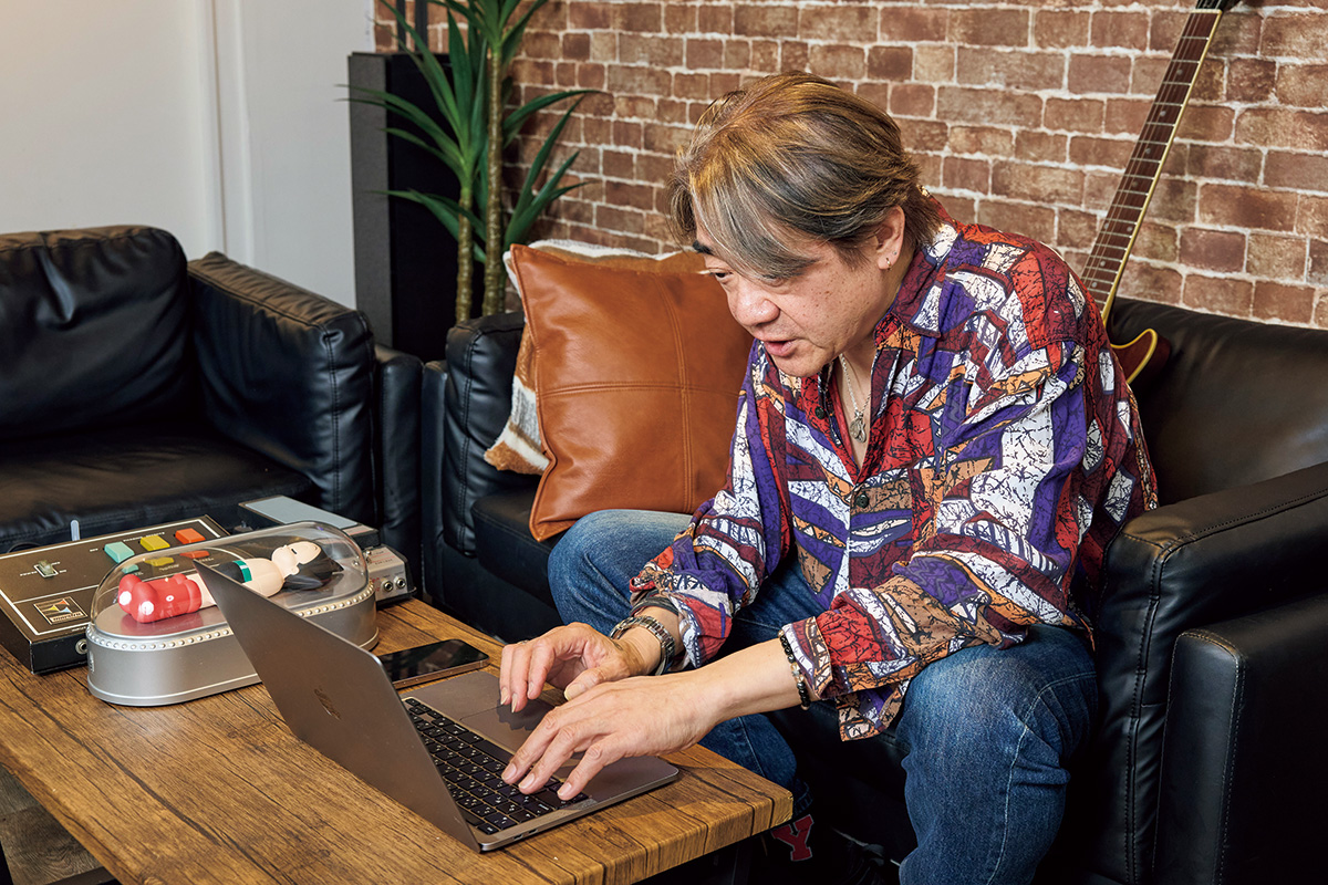 パソコンを見て買取方法を選んでいる野村。