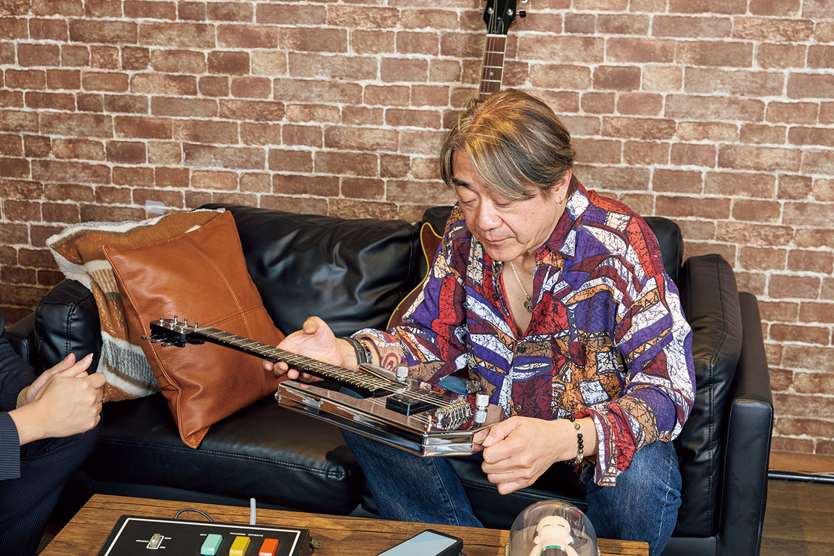 Velenoのギターを持つ野村。