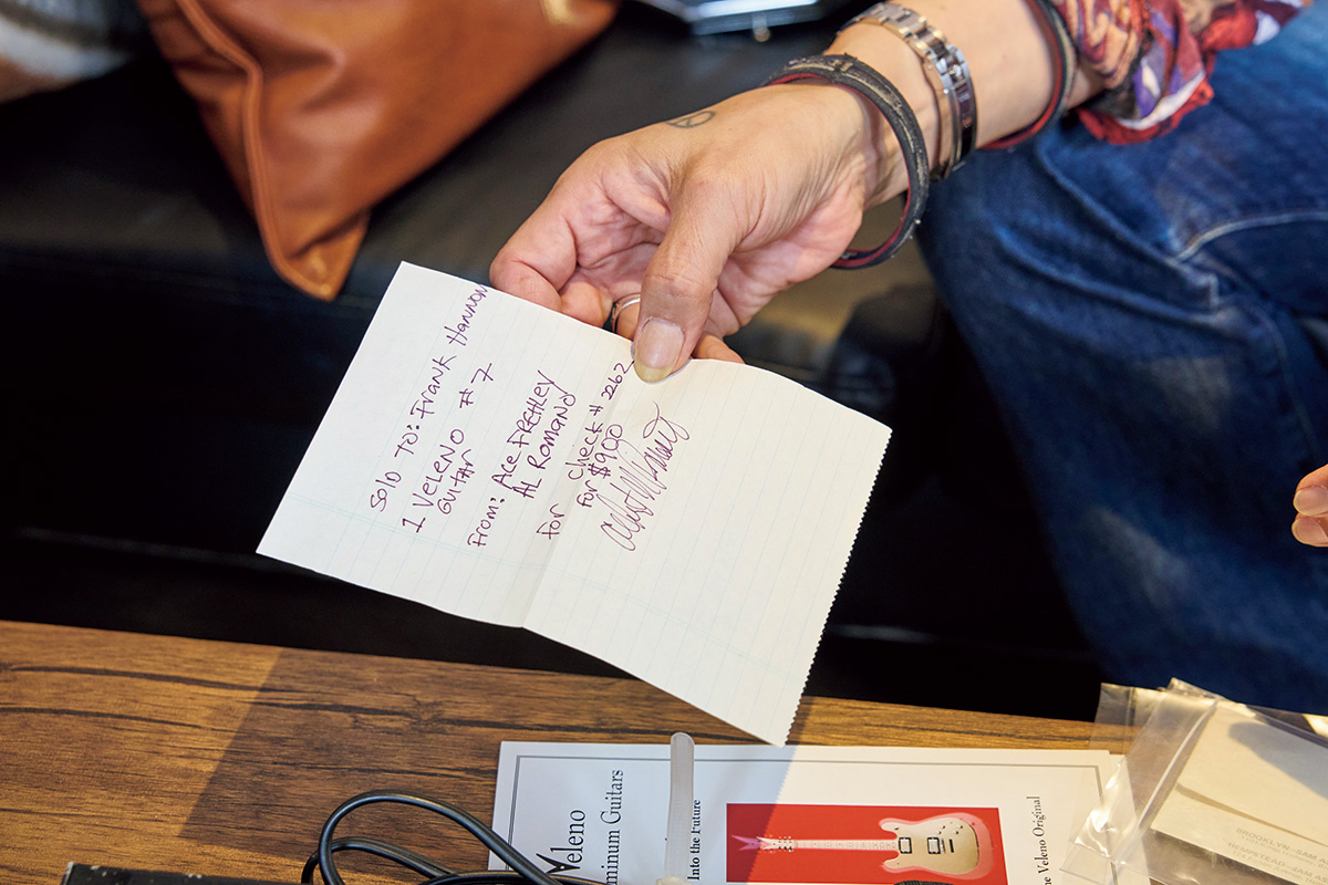 手紙を見る野村。