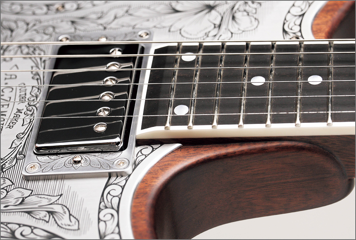 スロープ形状の指板エンド