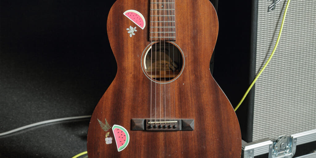 ブラック・カントリー・ニュー・ロードの来日公演でルーク・マークが使用したアコースティック・ギターとラップ・スティールを本人が解説！