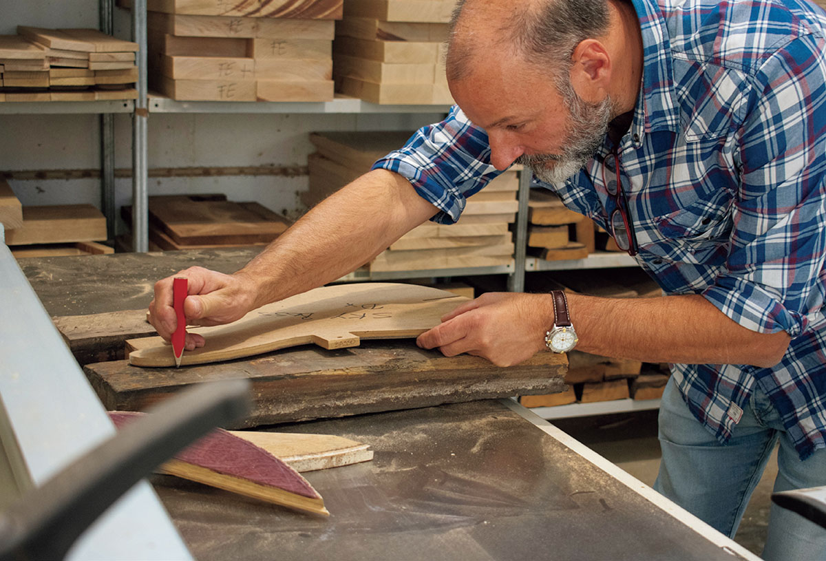 チェンバード・ボディのトップ材を加工している様子。