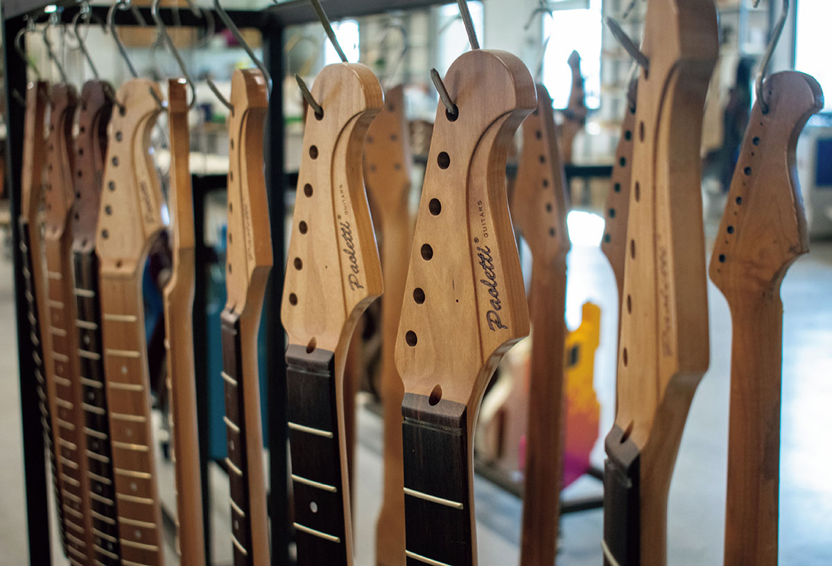 フレットが打たれた状態のネック。