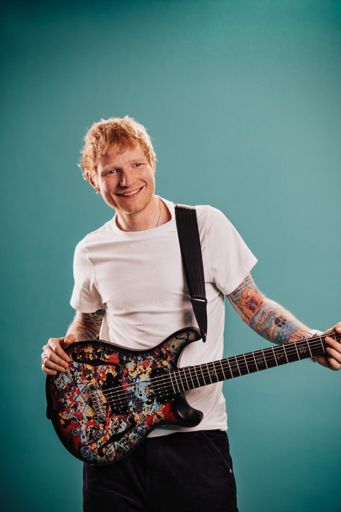 SE Ed Sheeran Cosmic Splash Limited Editionを持つエド・シーラン