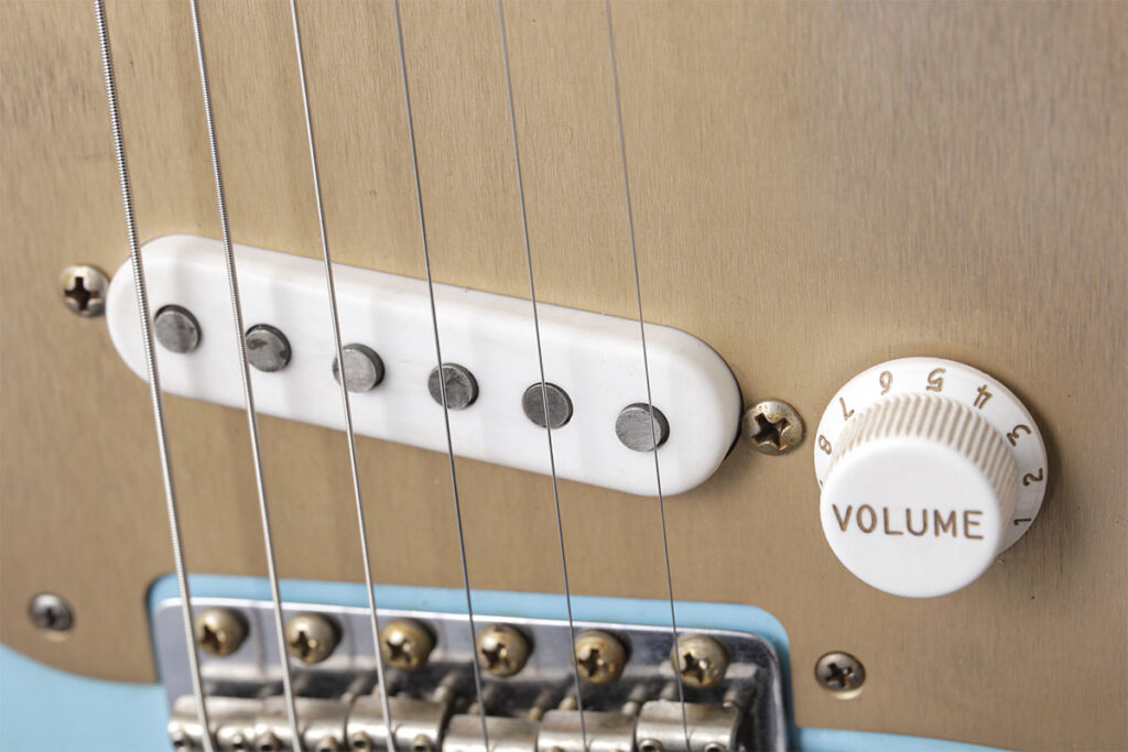 角が丸いピックアップ・カバーと、ツバが短いノブ。ABS製で復刻されているため強度も安心だ。