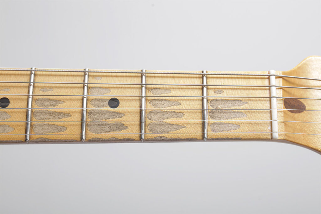 ソフトVシェイプのネックに、指板Rは7.25〜9.5インチの円錐指板。長年弾き込まれたような自然なエイジングが施されている。 