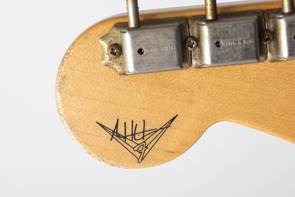 ヘッド裏にはアンディ・ヒックスが製作したことを示すシグネチャーが入る。