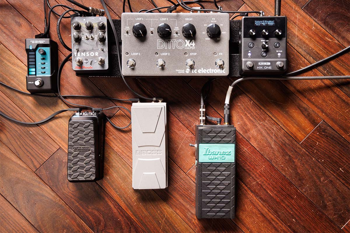 動画内の“DEMONSTRATION 2”で使用された機材。ルーパーに録音したフレーズに合わせて演奏を行ない、TensorのパラメーターをDIMENSION SHIFTERでコントロールしていた。