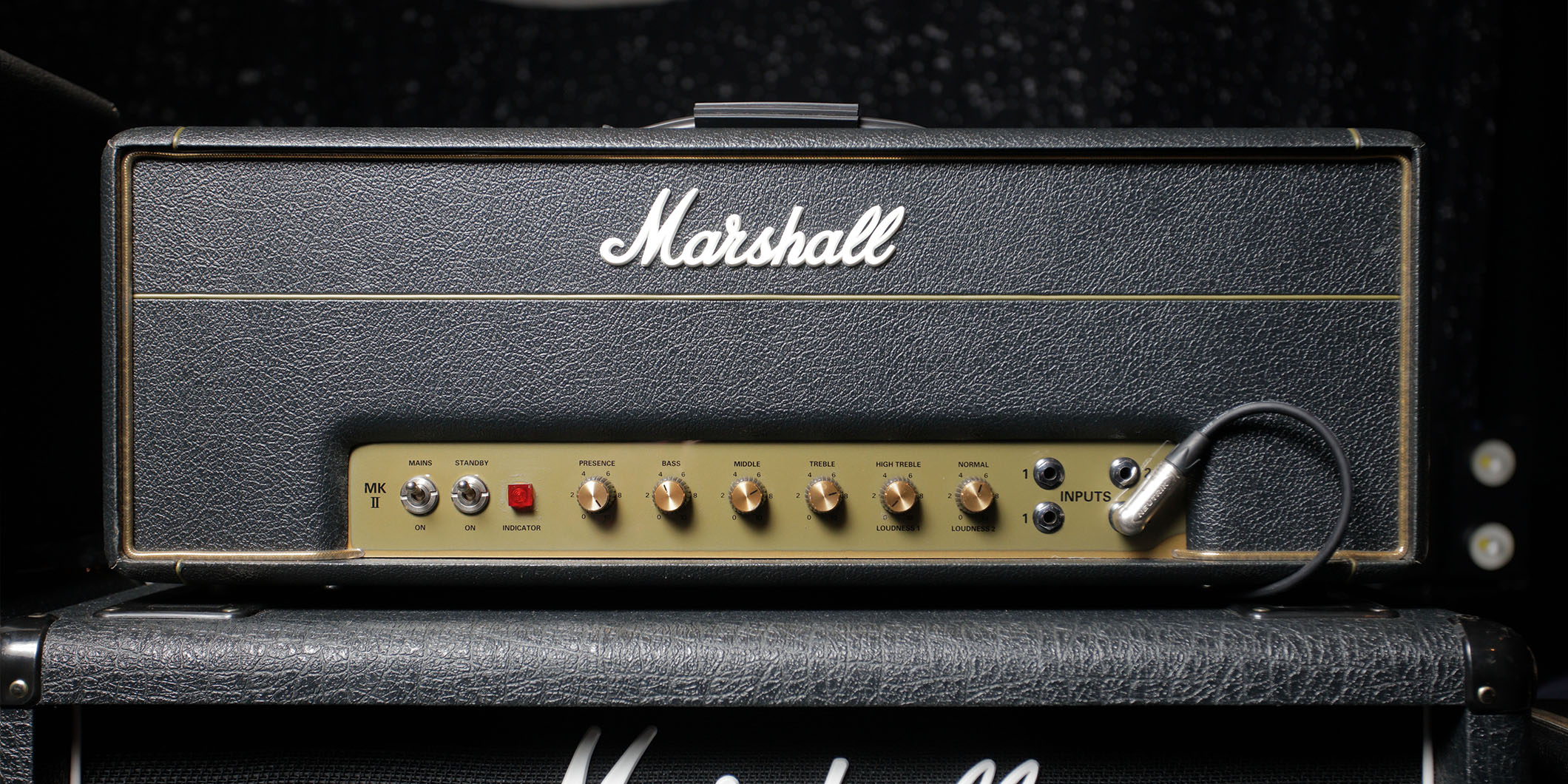 リー・キアナン（アイドルズ）が語る、本国のライブで使用する3台のアンプとサウンドメイク