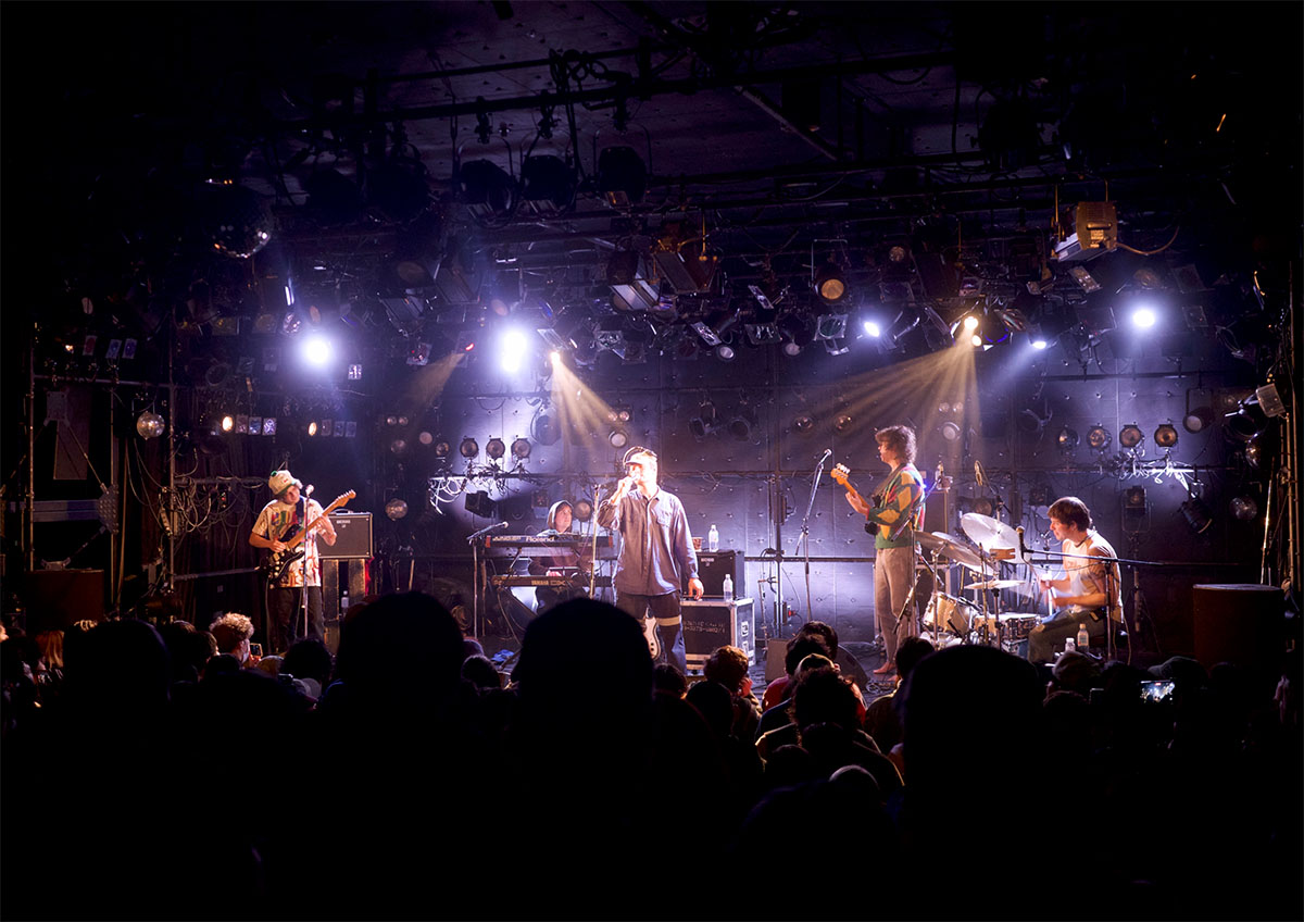 左から、ペドロ・マルチンス(g)、アレック・ミーン(key)、マック・デマルコ、ダリル・ジョンズ(b)、フィリップ・メランソン(d)