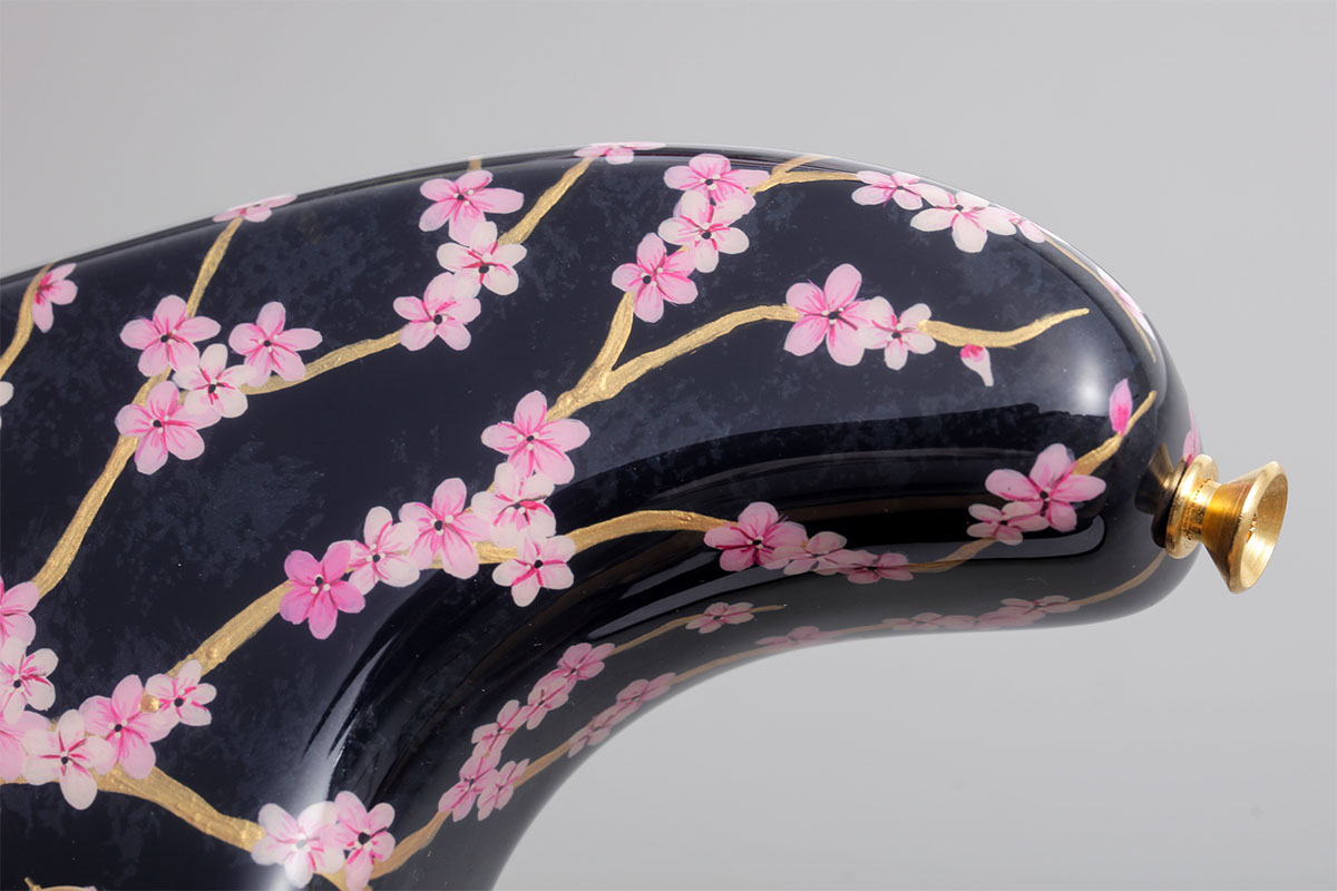 ハンド・ペイントで描かれた満開の桜。こうしてクローズ・アップすると、花びら1枚1枚の緻密で繊細な描写に驚く。