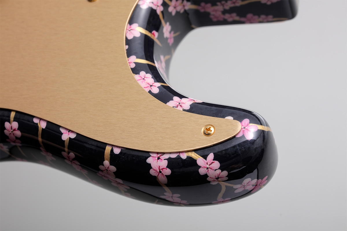 アノダイズド・ピックガードは、枝の色味に合わせてライト・ゴールドを選択。さらにクリア・ラッカーを吹いている。