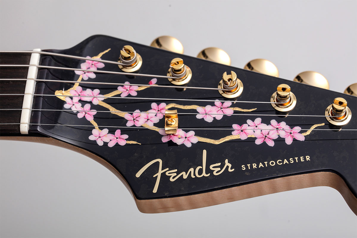 ヘッドストックまで桜が満開だ。側面に覗く5Aグレードのフレイム・メイプルも風格を漂わせる。