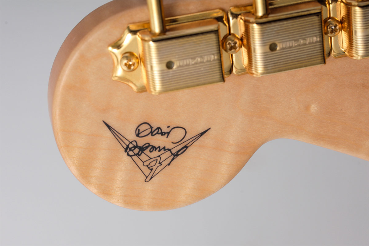 ヘッドの裏には、マスタービルダーのデヴィッド・ブラウンが製作したことを示す特別なマークが入る。