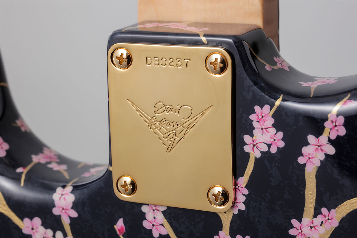 ネック・ジョイント部はオーセンティックなスクエア形状。特別な刻印を施したゴールドのネック・プレートが備わる。