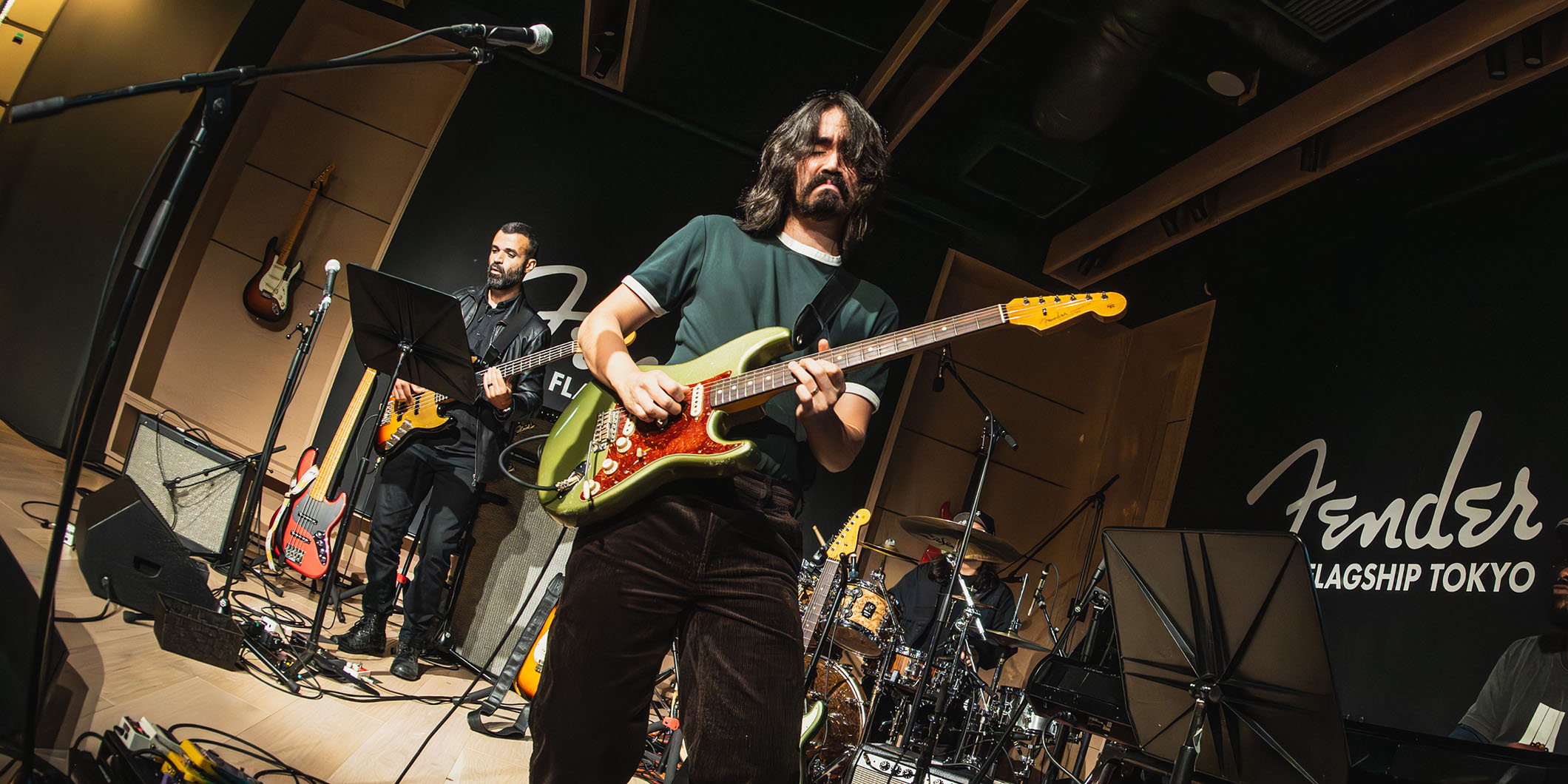 マテウス・アサトが語る、デビュー・アルバム『ASATO』のレコーディングで使用したストラトキャスターとフェンダーの魅力