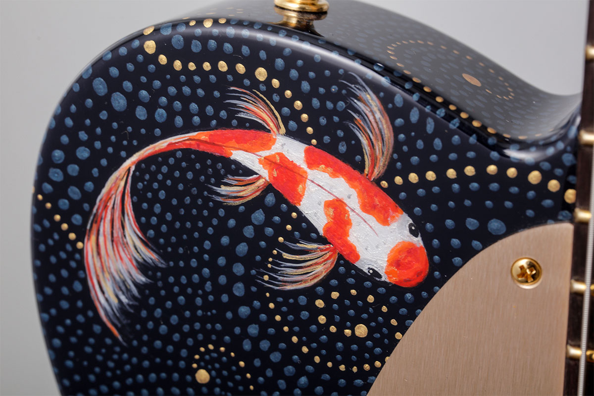 錦鯉のカラーリングと金魚のヒレの優美さが表現された姿。塗料の質感までもが伝わる、圧巻の仕上がりだ。