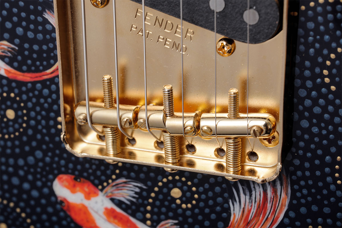 フェンダーカスタムショップが開発した、ブラス製のRSDサドルを採用。3弦・4弦のサドルをオフセット形状とし、質量を持たせつつイントネーションに配慮した。