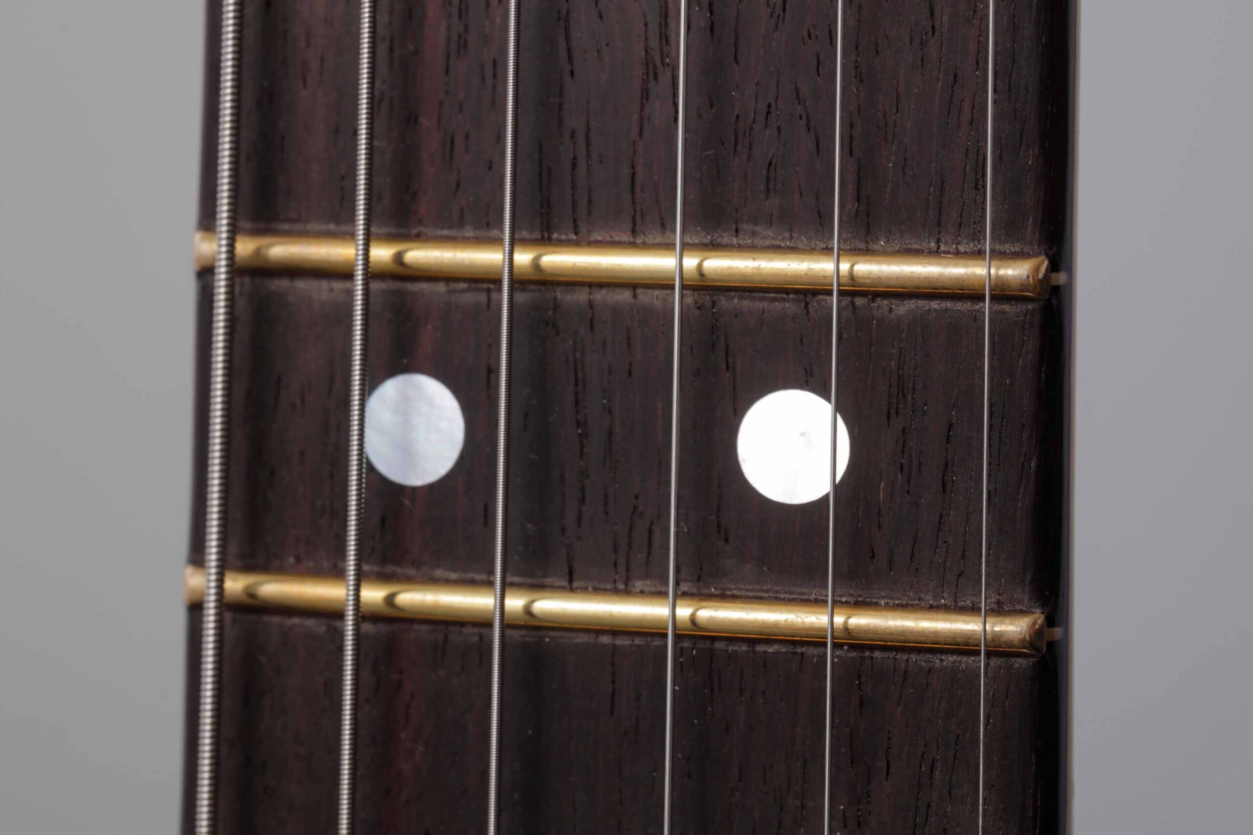 ゴールドのミディアム・ビンテージ・フレットを採用。ポジション・マークはマザー・オブ・パール。