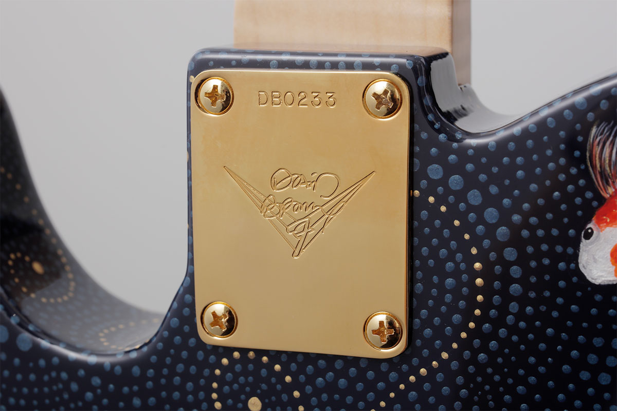 マスタービルダーのデヴィッド・ブラウンが製作したことを示す、特別なネック・プレートを装着。