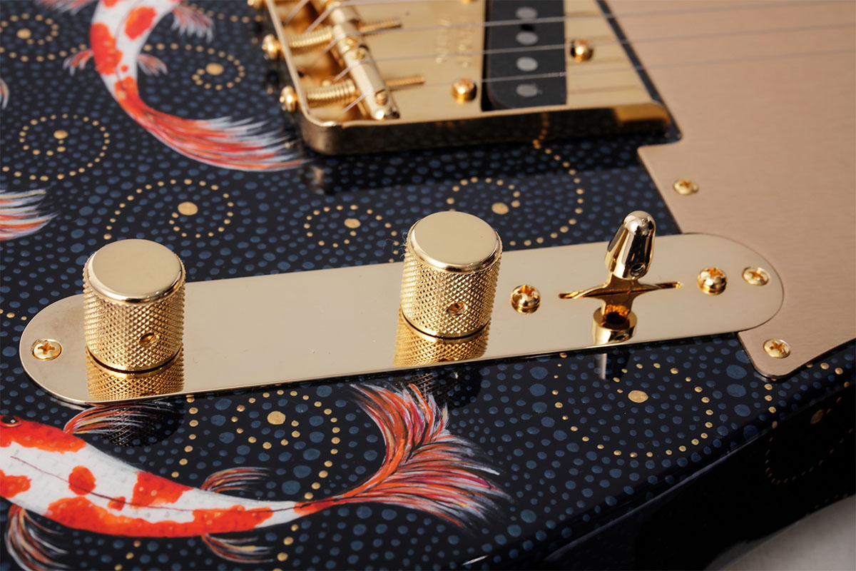 コントロール・ノブだけでなく、トグル・スイッチやそのキャップまでゴールドに統一されている。気品溢れる仕様だ。