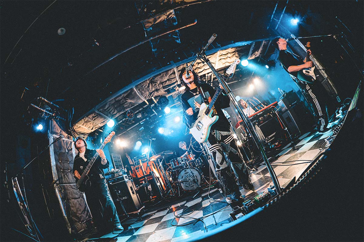 左から、タケダ トシフミ(b)、Kei(d)、RIRIKO(vo,g)、ちゃんしお(k)、伊藤雅景(g)