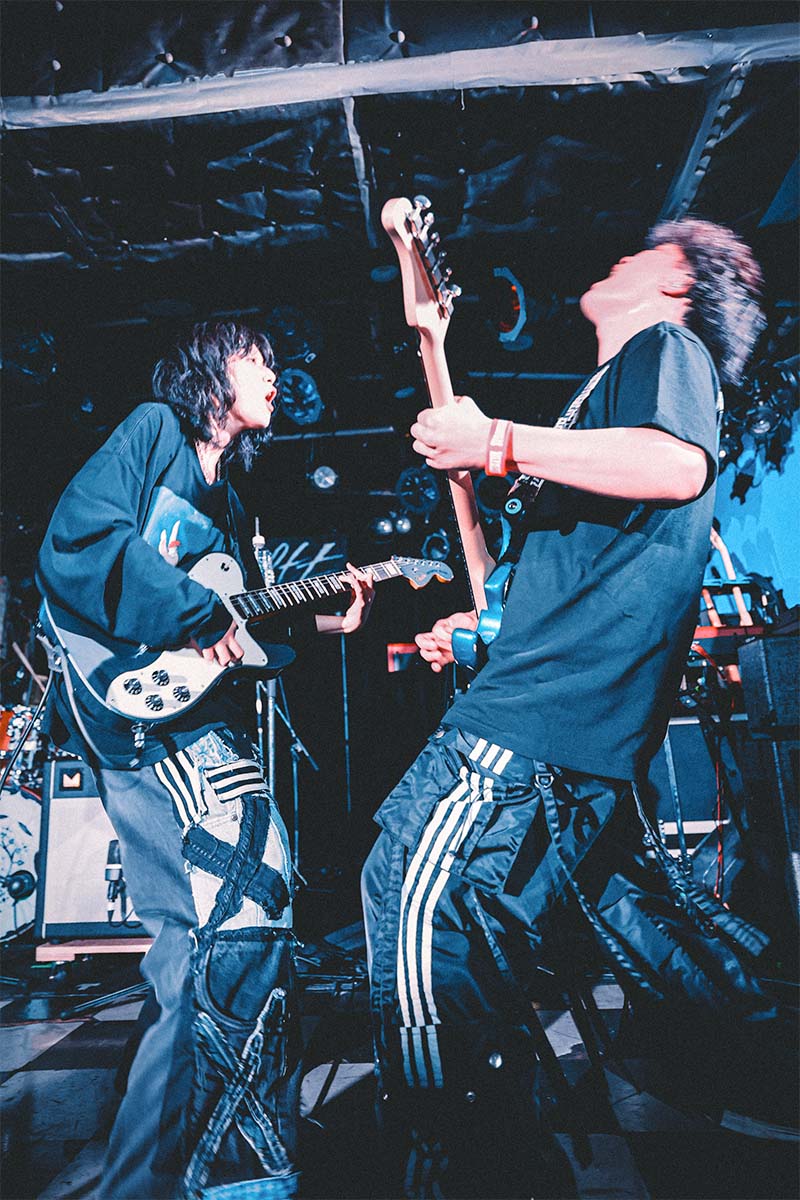 左から、RIRIKO(vo,g)、伊藤雅景(g)