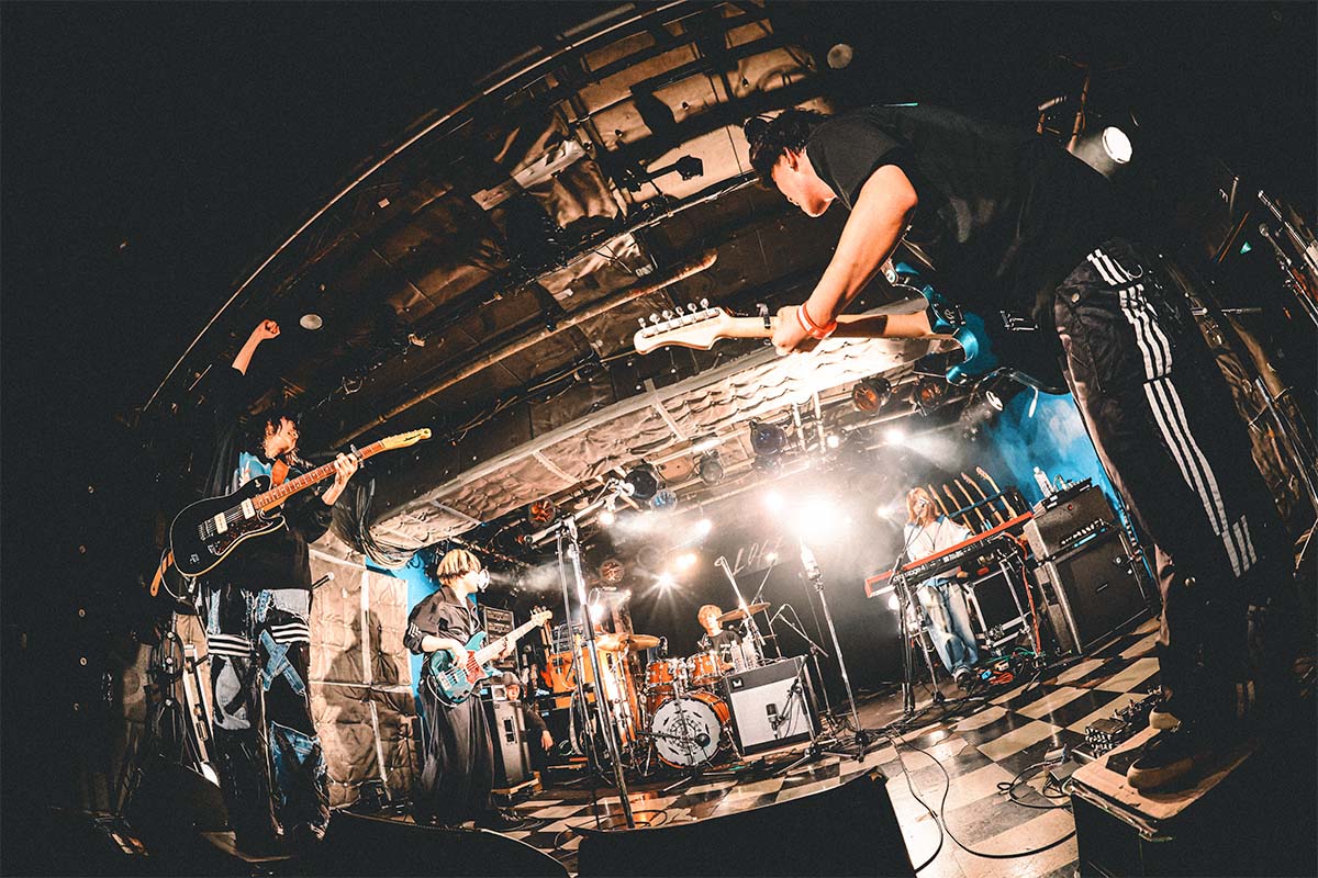 左から、タケダ トシフミ(b)、Kei(d)、RIRIKO(vo,g)、ちゃんしお(k)、伊藤雅景(g)