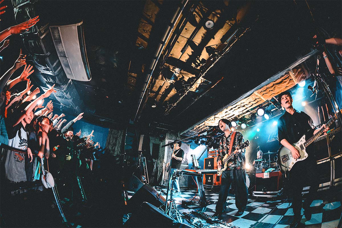 左から、日向秀和(b)、ホリエアツシ(vo,g)、ナカヤマシンペイ(d)、大山純(g)