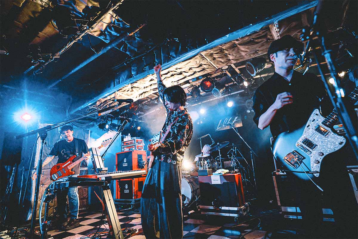 左から、日向秀和(b)、ホリエアツシ(vo,g)、ナカヤマシンペイ(d)、大山純(g)