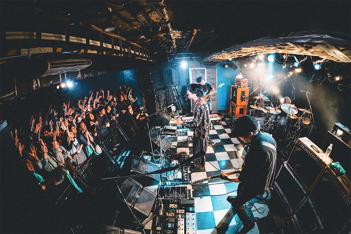 手前から、大山純(g)、ホリエアツシ(vo,g)、ナカヤマシンペイ(d)、日向秀和(b)