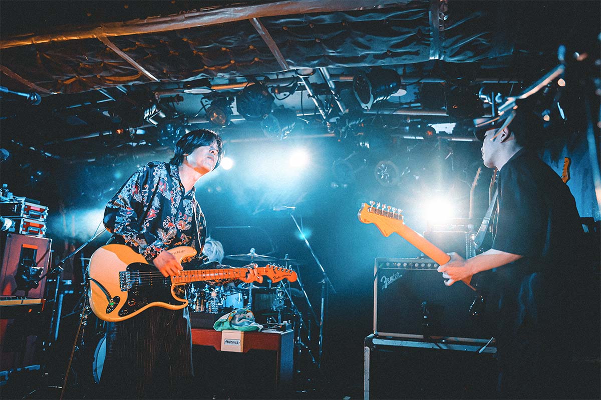 左から、ホリエアツシ(vo,g)、大山純(g)