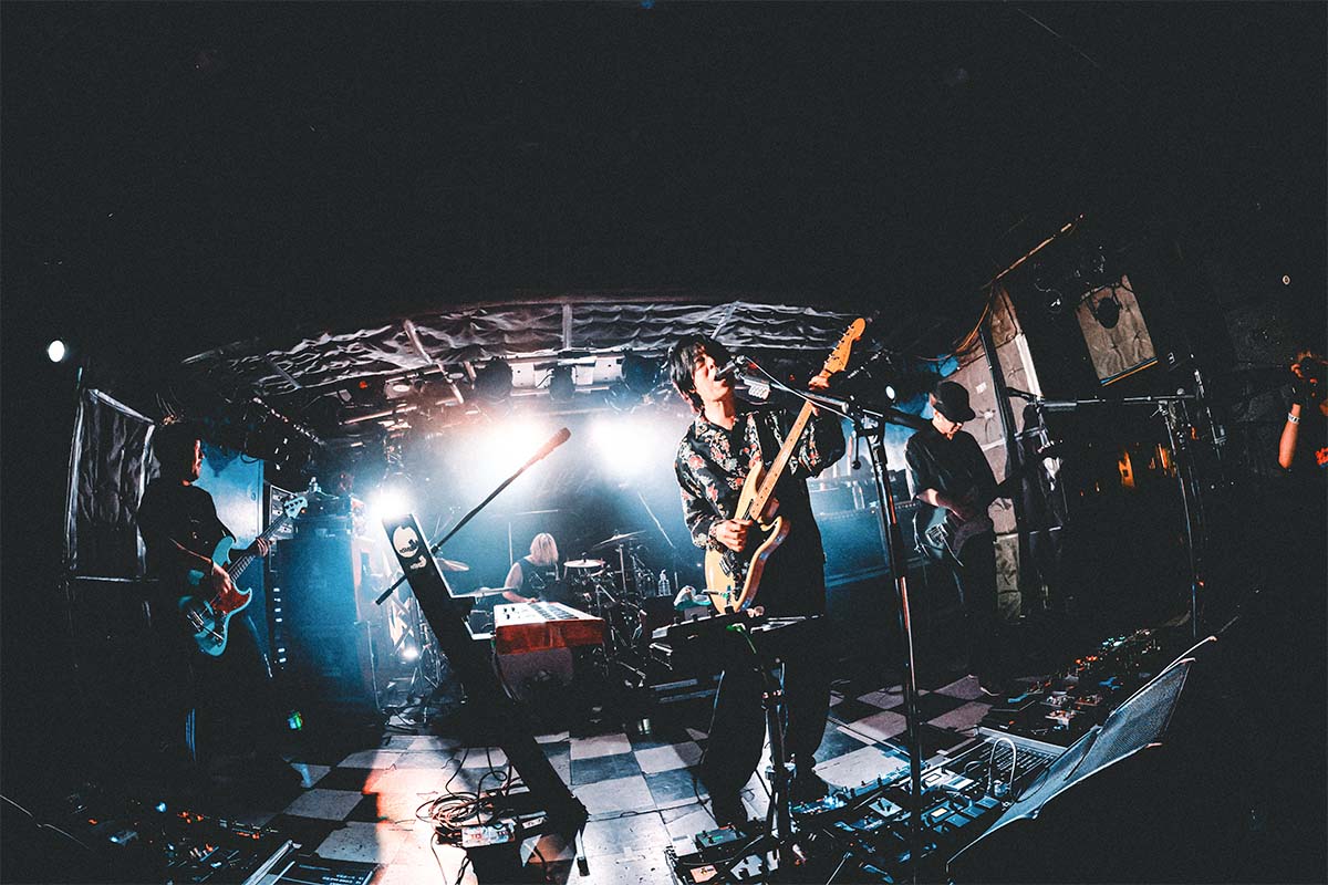 左から、日向秀和(b)、ナカヤマシンペイ(d)、ホリエアツシ(vo,g)、大山純(g)