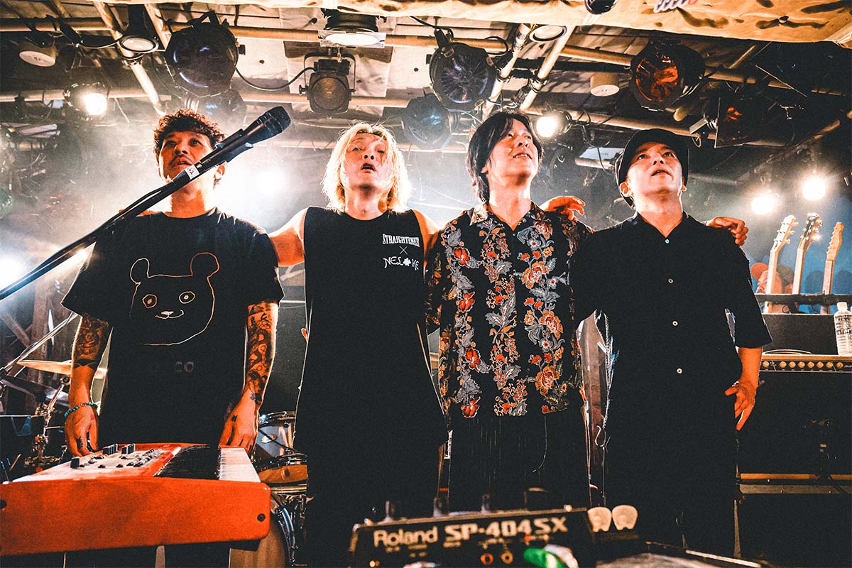 左から、日向秀和(b)、ナカヤマシンペイ(d)、ホリエアツシ(vo,g)、大山純(g)