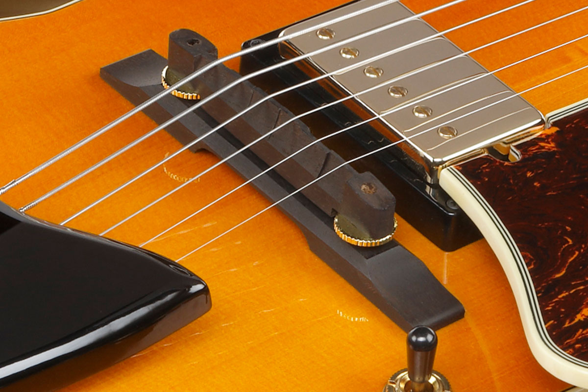 ローズウッド製のブリッジ