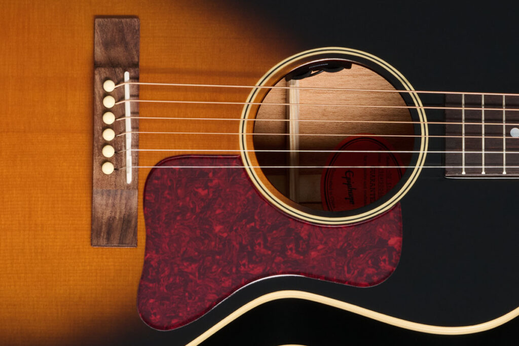 ピックガードとブリッジ