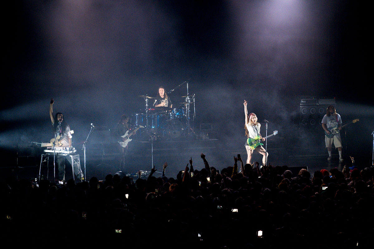 左から、ジョシュア・モバラキ、ヘスター・チャンバース(g)、ヘンリー・ホームズ(d)、リアン・ティーズデール(vo,g)、エリス・デュランド(b)