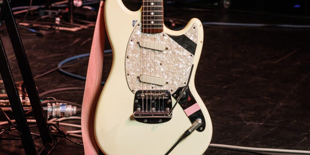 ジョシュア・モバラキ（ウェット・レッグ）が2026年2月の来日公演で使用したギターを本人が解説！