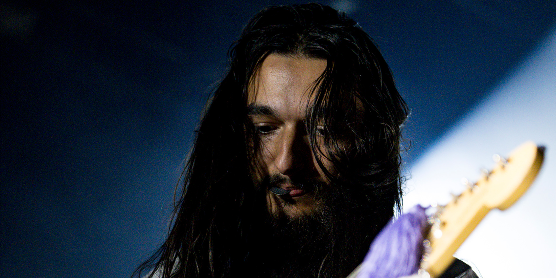 ジョシュア・モバラキ（ウェット・レッグ）が語る、バンド内での自身の役割、そしてリアン・ティーズデールとヘスター・チャンバースの使用ギターの変化