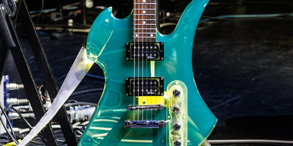 リアン・ティーズデール（ウェット・レッグ）が2026年2月の来日公演で使用した、B.C. RichのMockingbird Acrylic