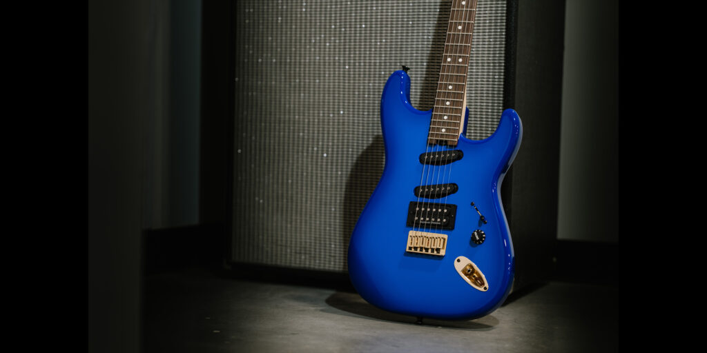 シャーベルより、ジェイク・E・リーの新たなシグネチャー・ギターが発売　ボディ・カラーはブルー・バースト