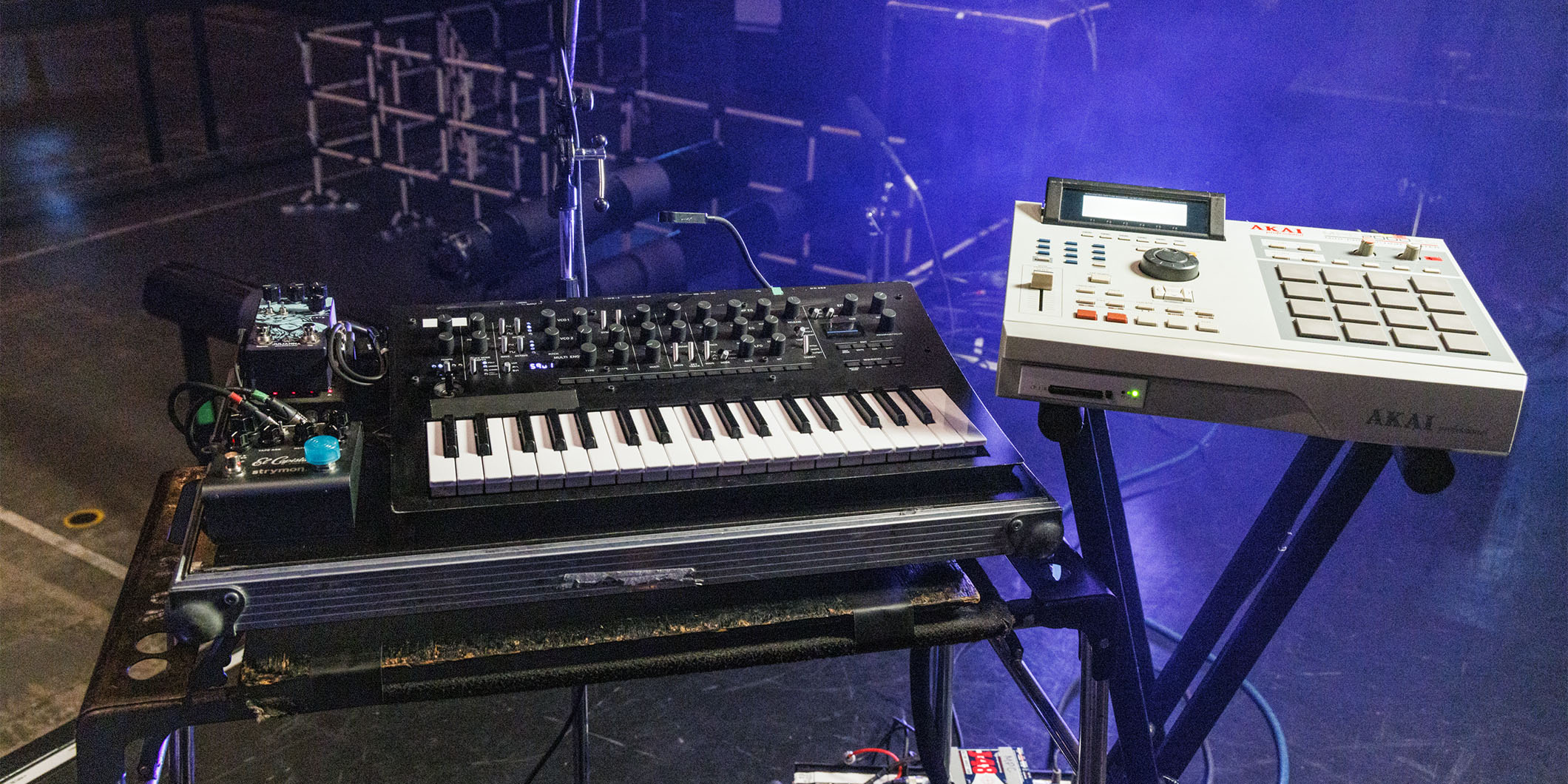 ジョシュア・モバラキ（ウェット・レッグ）が2026年2月の来日公演で使用したシンセサイザーとサンプラーを本人が解説！