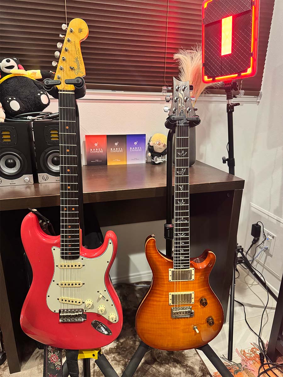 左:Fender Custom Shop / Stratocaster、右:Paul Reed Smith / Custom 24 25th Anniversary