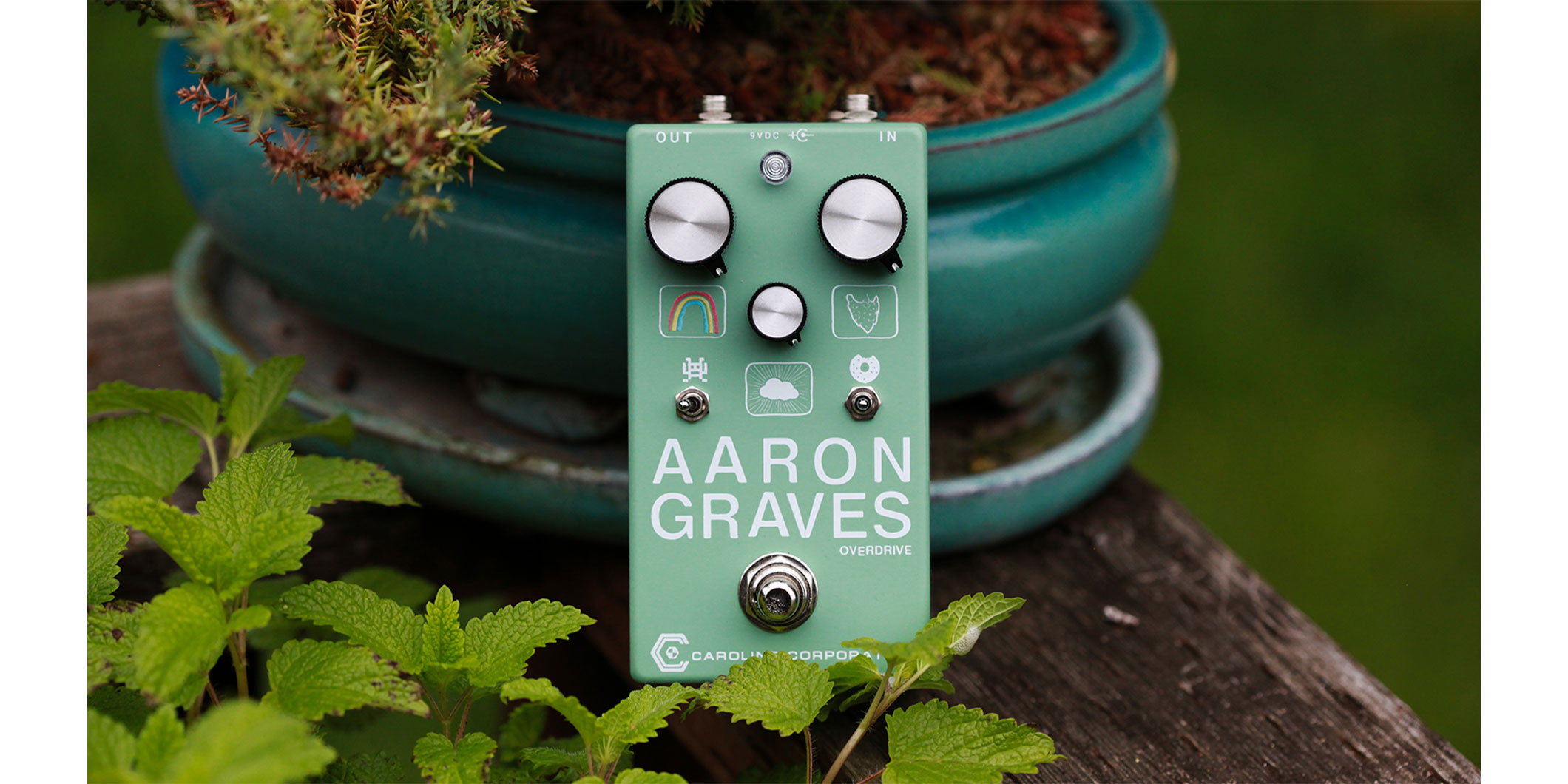 Caroline Guitar Companyより、プリアンプとドライブの2つのモードを搭載した歪みペダル“AARON GRAVES OVERDRIVE”が登場