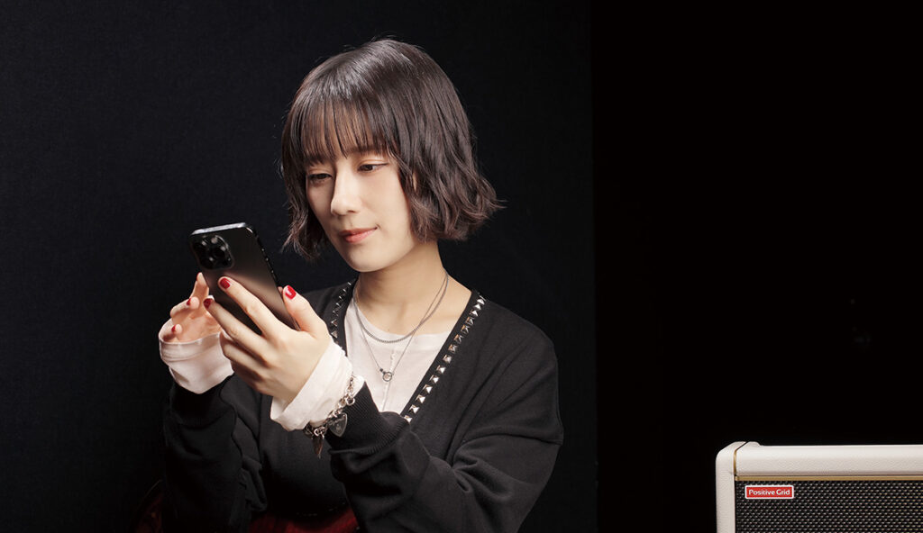 スマホのアプリを操作するKaho
