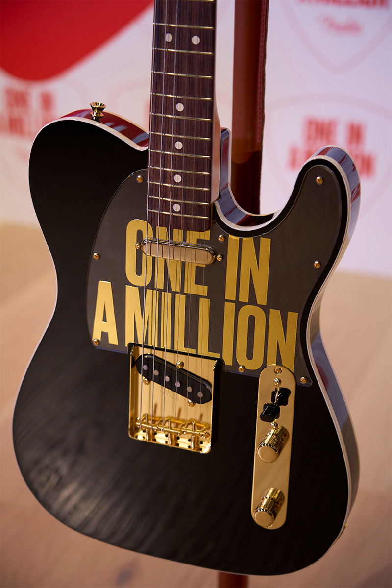 “ONE IN A MILLION”と刻印されたピックガード