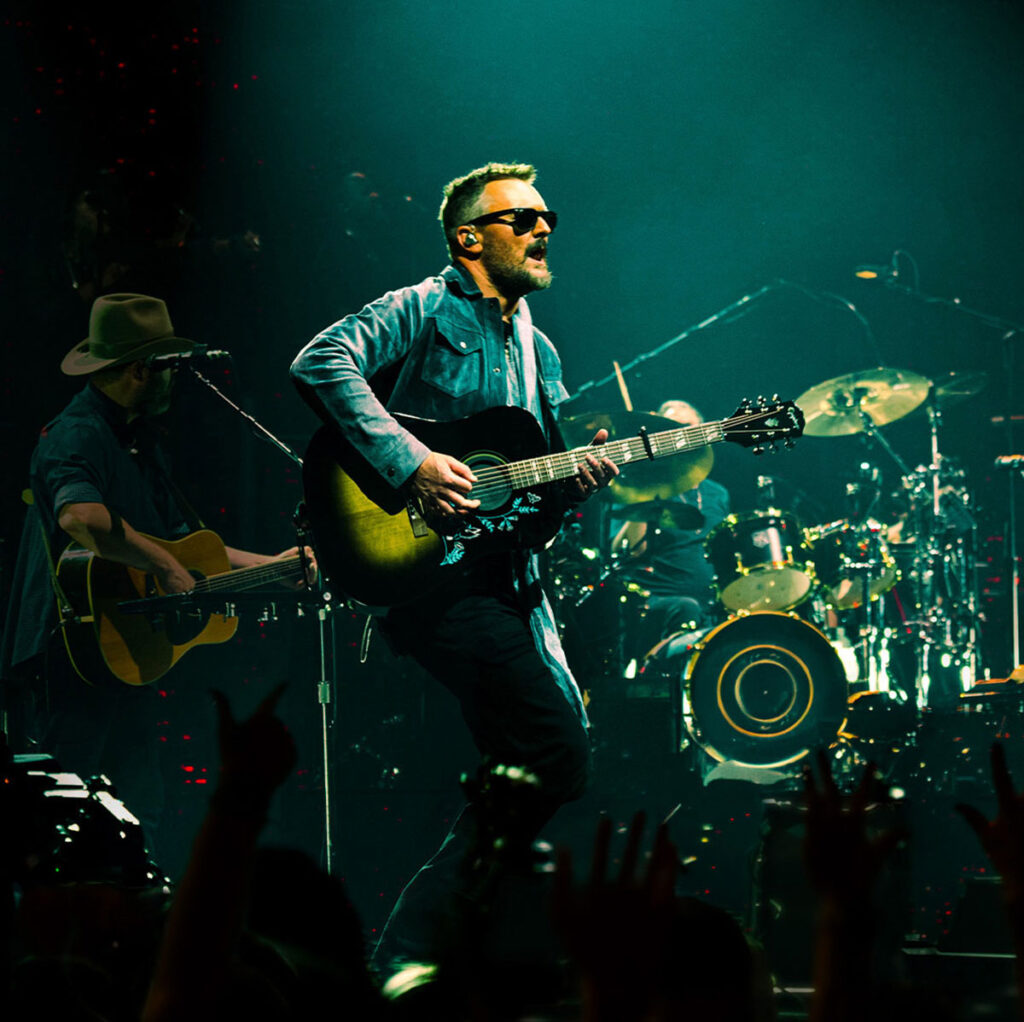 Eric Church Hummingbird Darkを弾くエリック・チャーチ